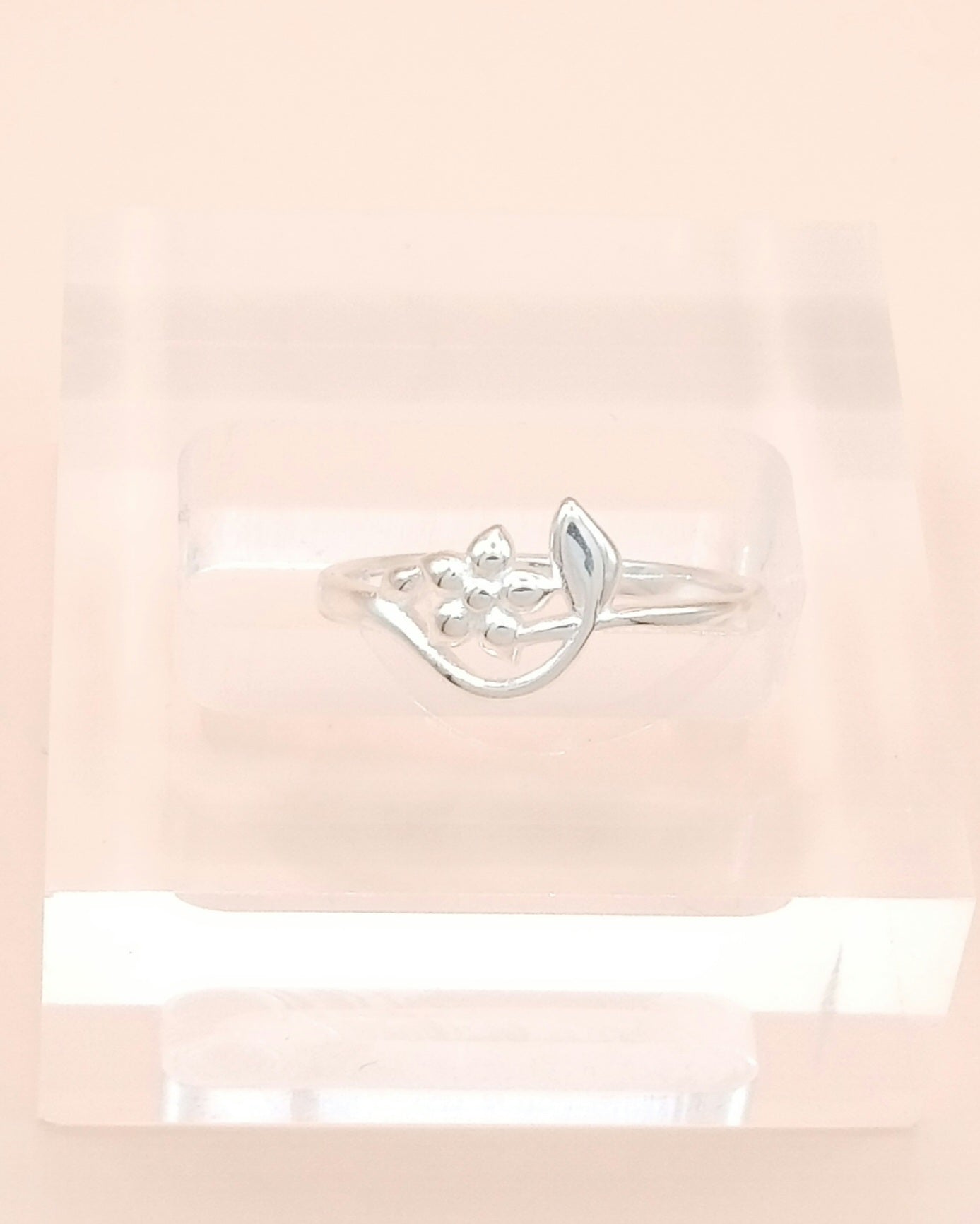 Anillo liso flor y hoja
