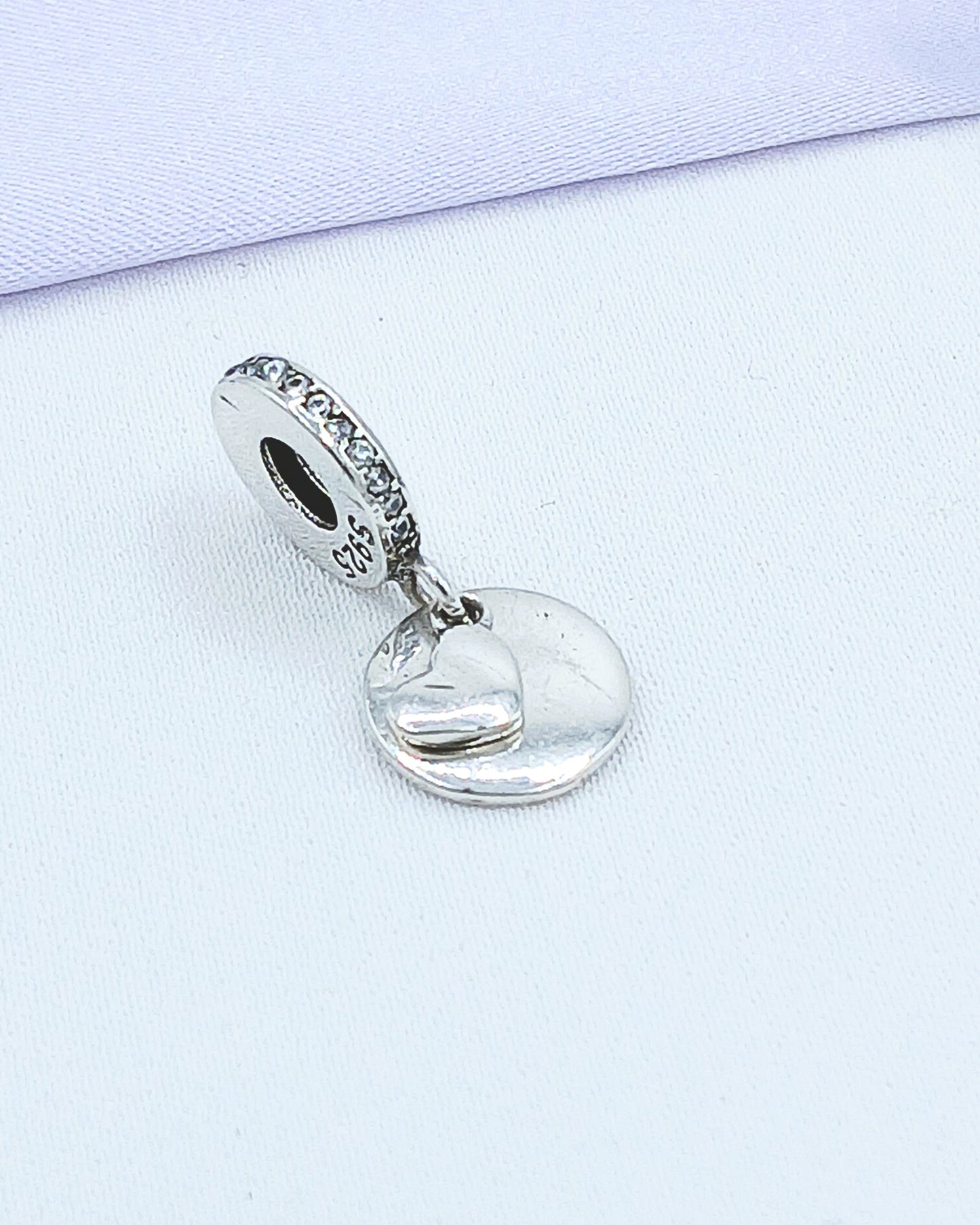 Dije charm placa y mini corazón