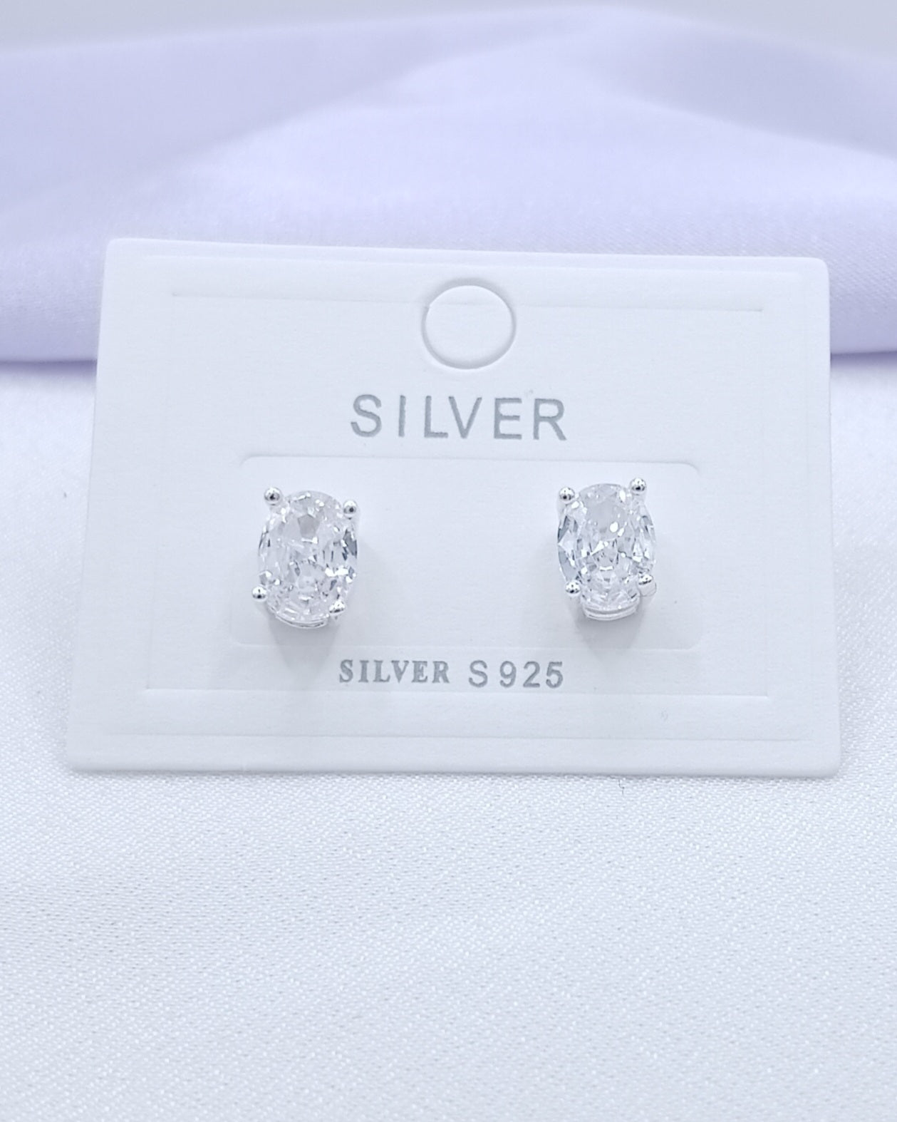Aretes punto de luz ovalado