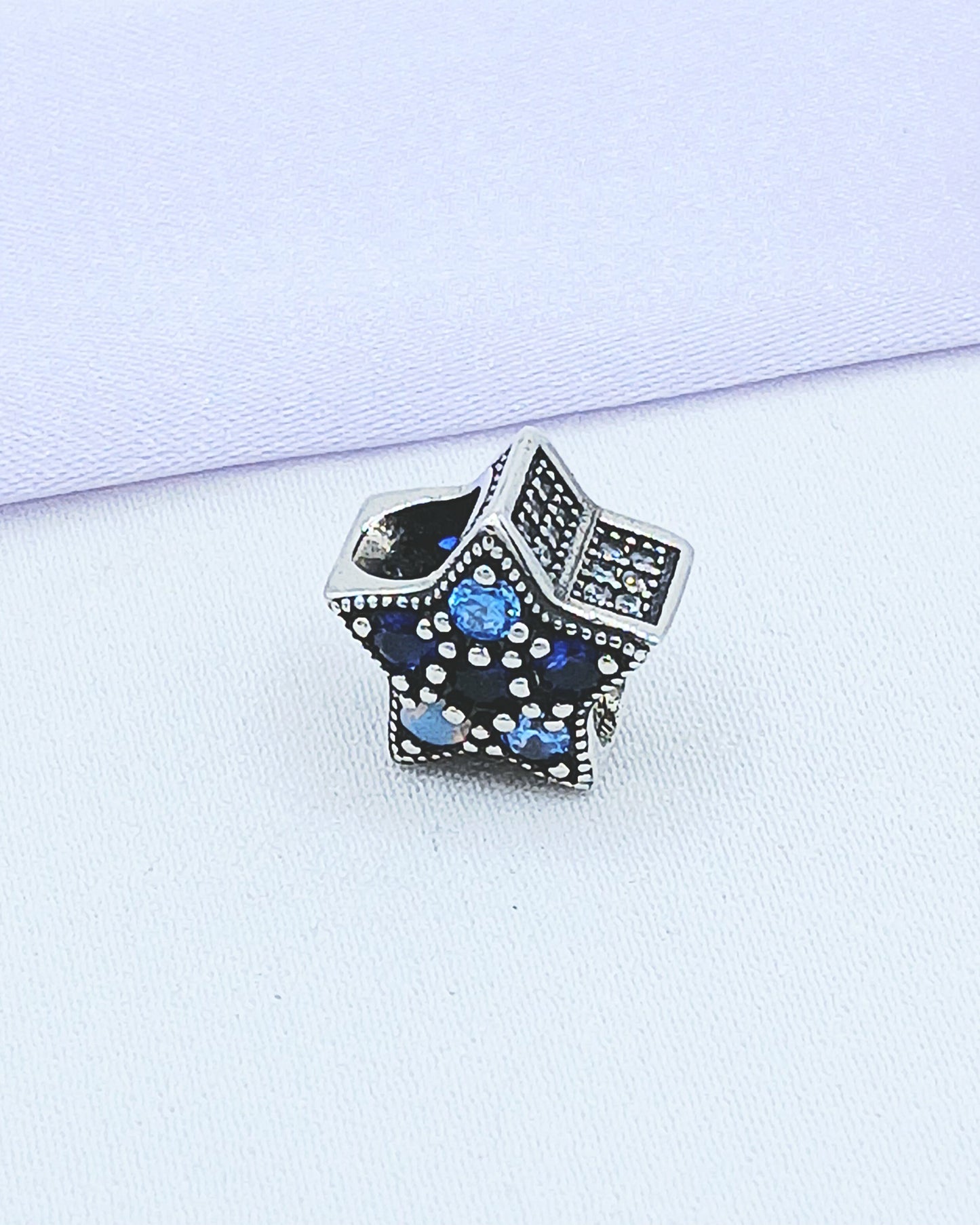 Dije charm estrella azul