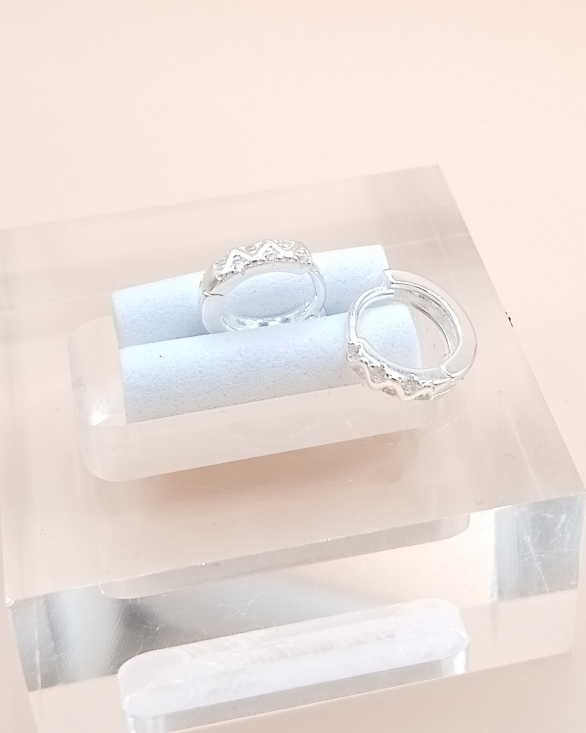 Argollas huggie triangulos