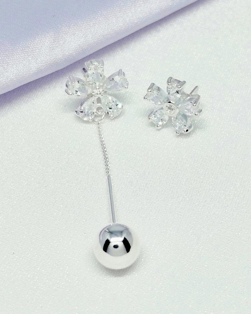 Aretes asimétricos flor y bola