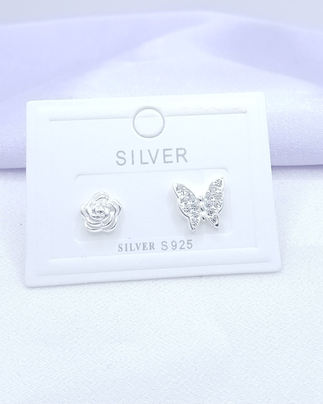 Aretes asimétricos mariposa y flor