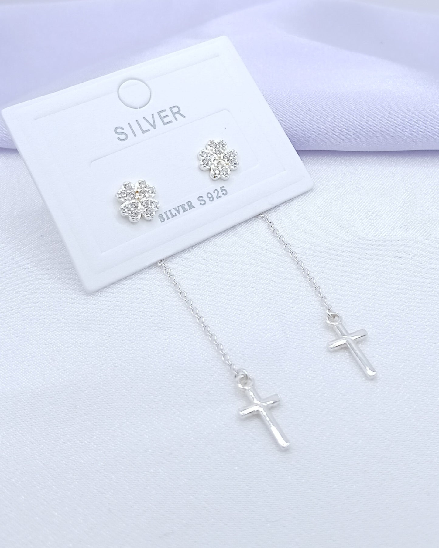 Aretes largos trébol y cruz