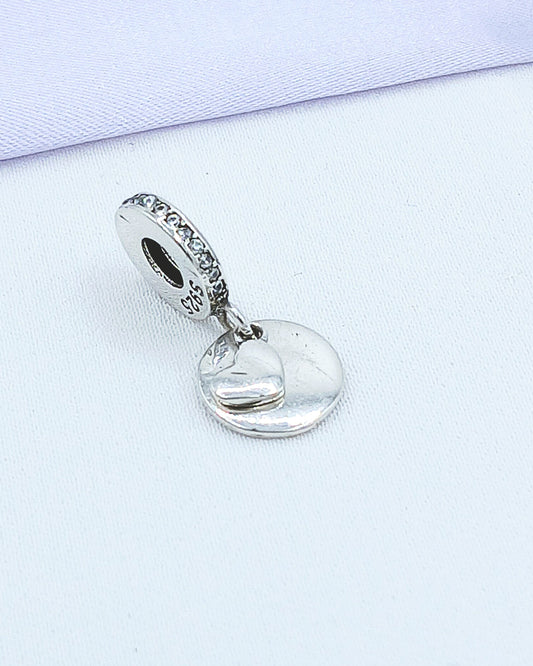 Dije charm placa y mini corazón