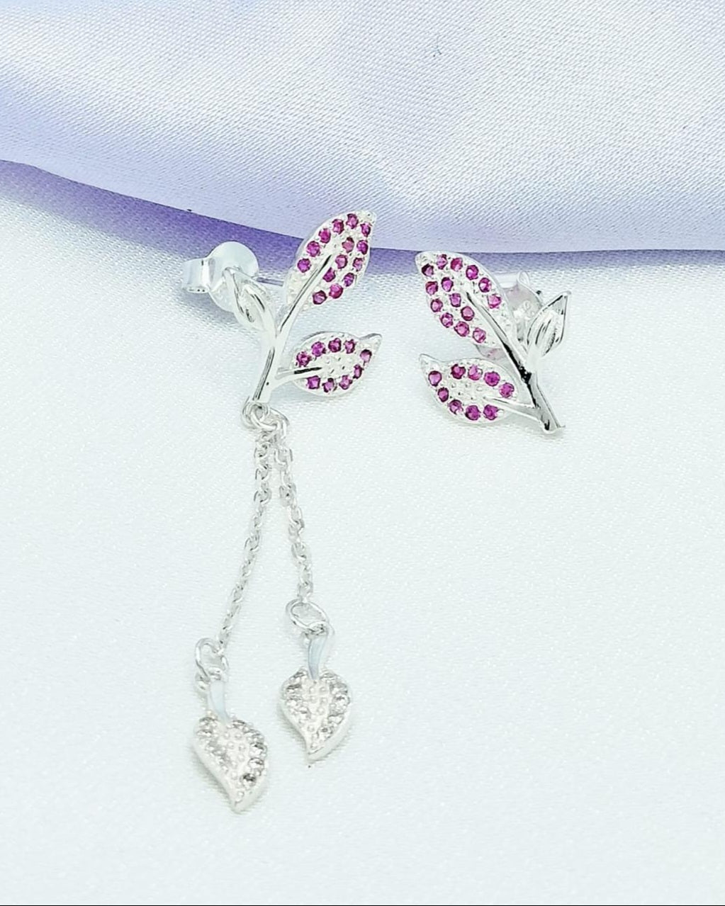 Aretes asimétricos flores rosadas