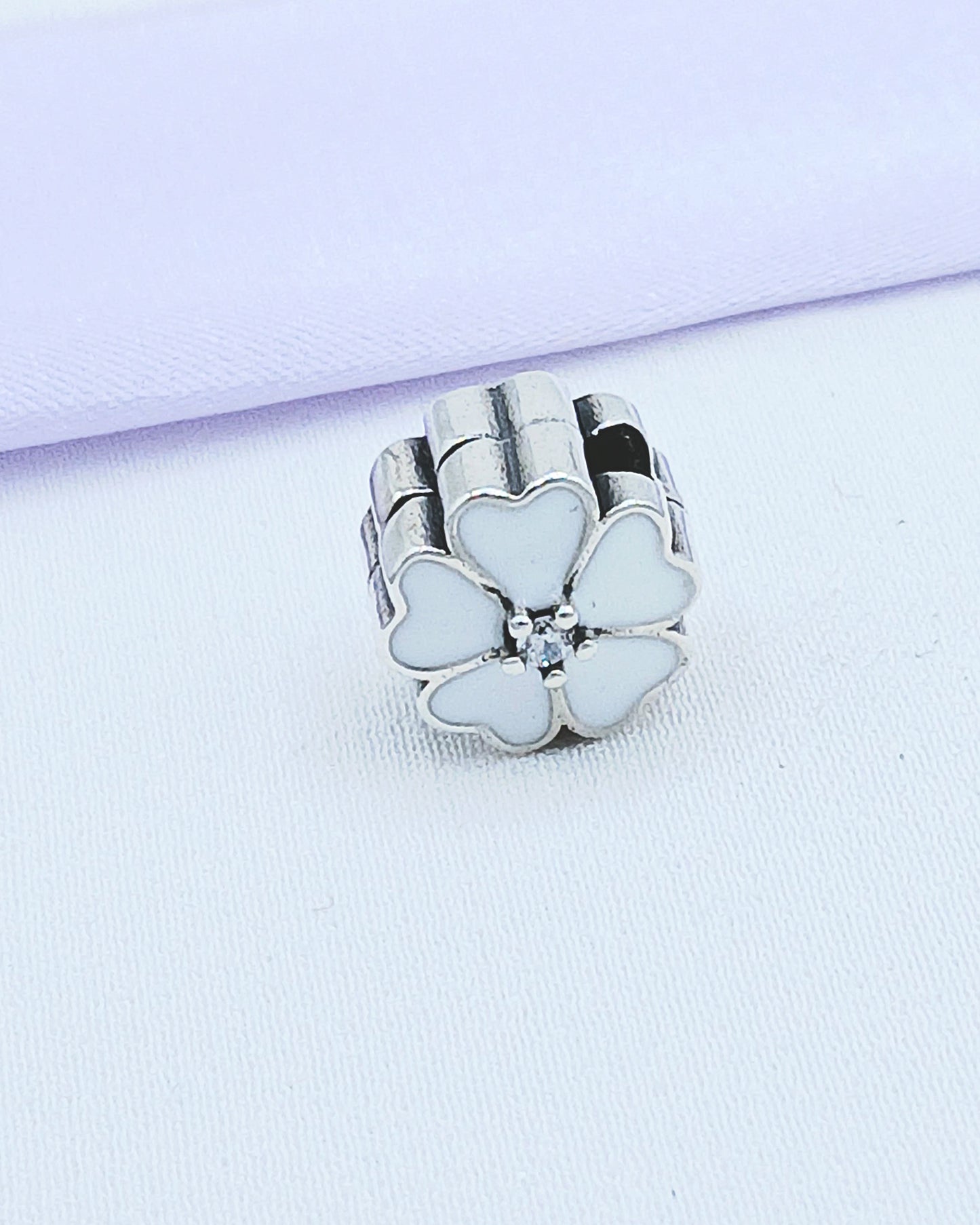 Dije charm tope flor blanca