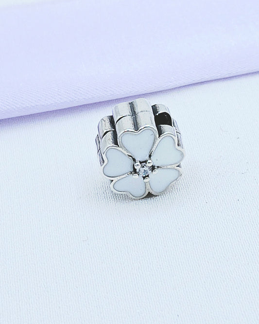 Dije charm tope flor blanca